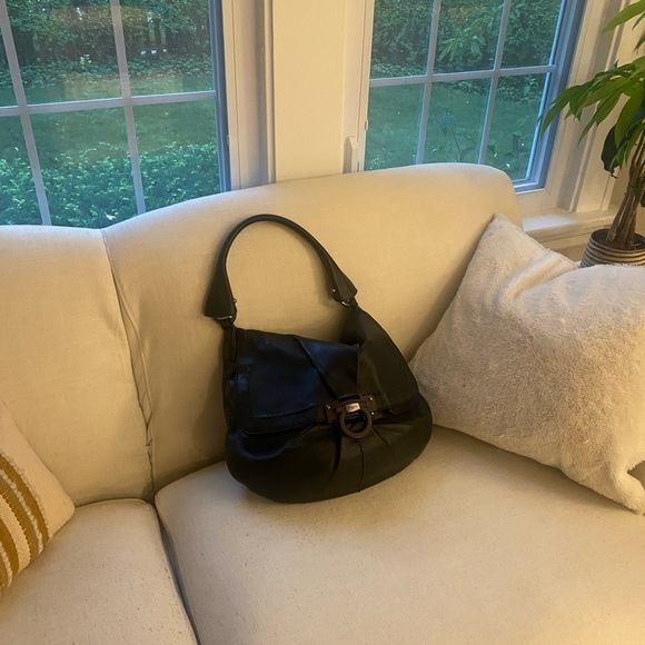 Salvatore FERRAGAMO very large black leather hobo bag - Picture 6 of 13
